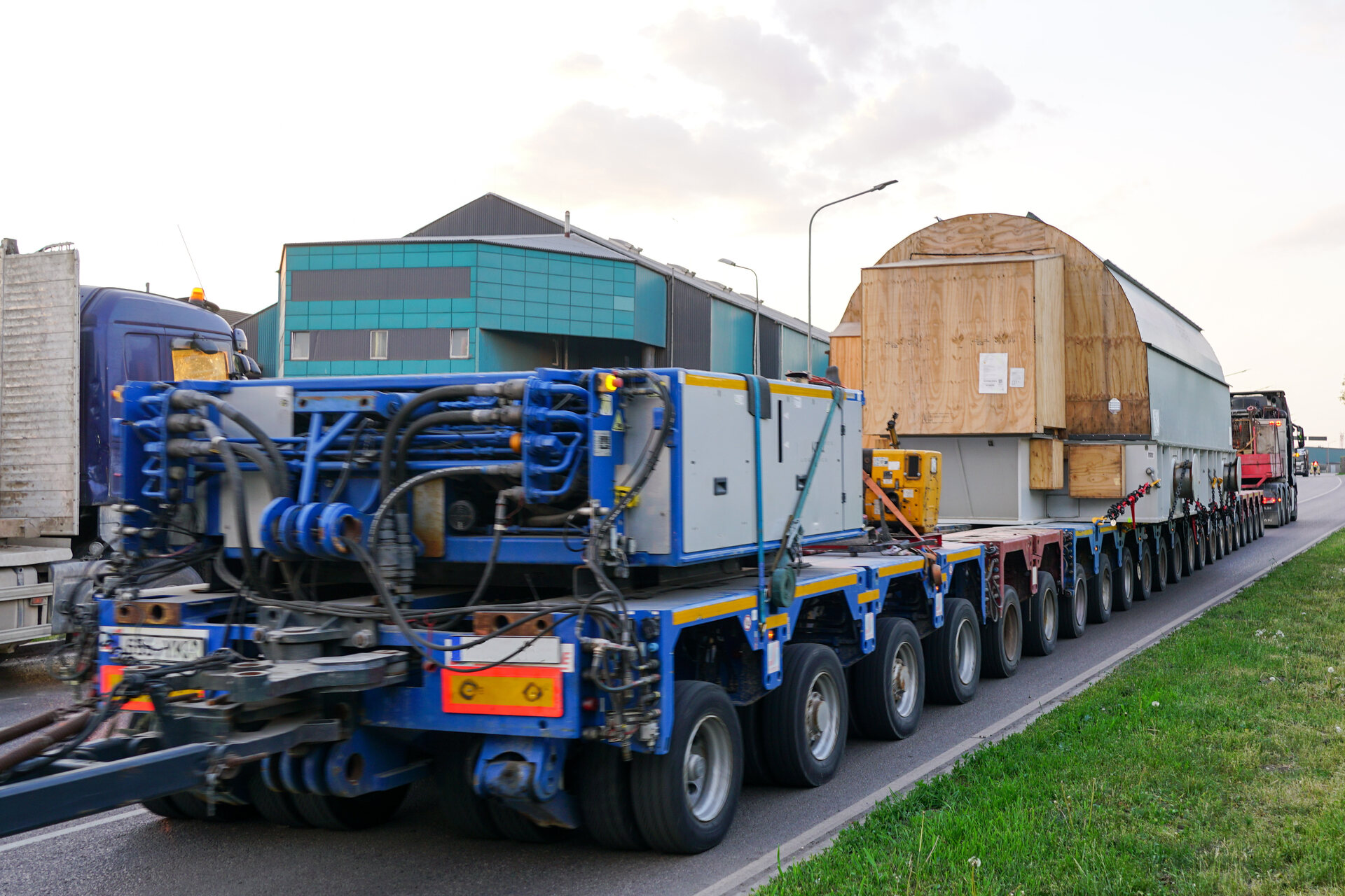 Wieloosiowa naczepa transportowa z widocznym układem osi rozkładających nacisk